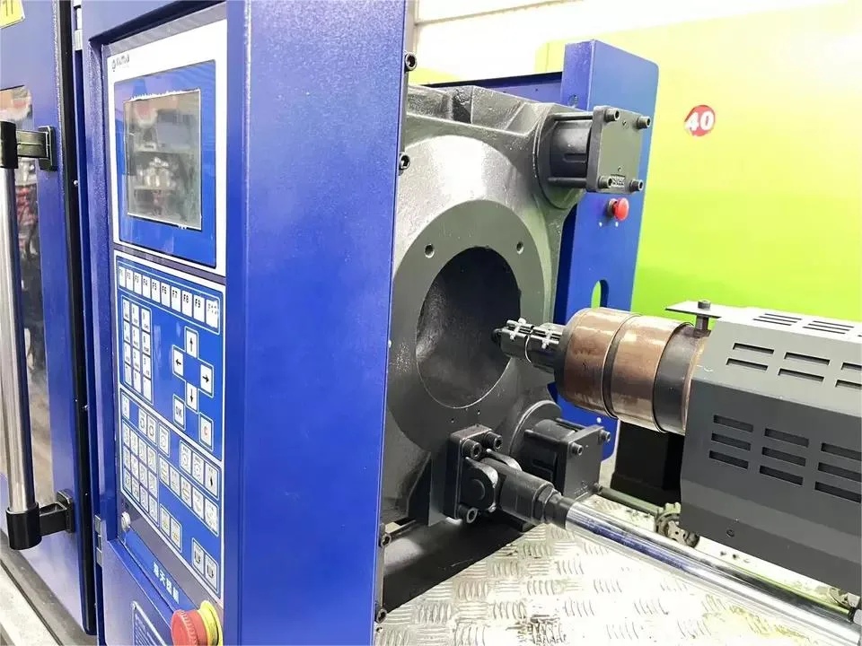 Used-Servo-Type-90ton-Compact-Plastic-Injection-Molding-Machinery-with-Cheap-Price (1)