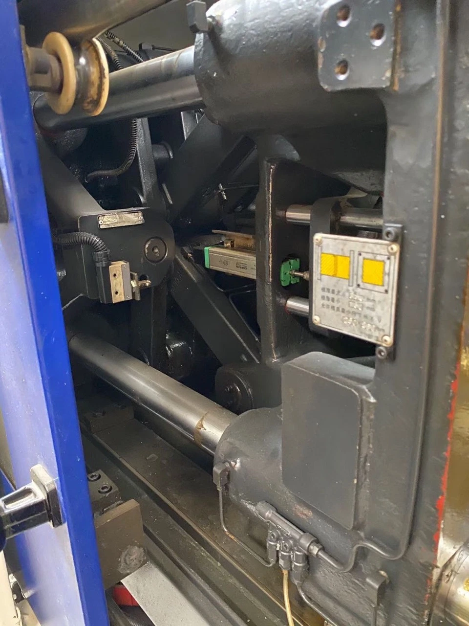 Used-Servo-Type-90ton-Compact-Plastic-Injection-Molding-Machinery-with-Cheap-Price (2)