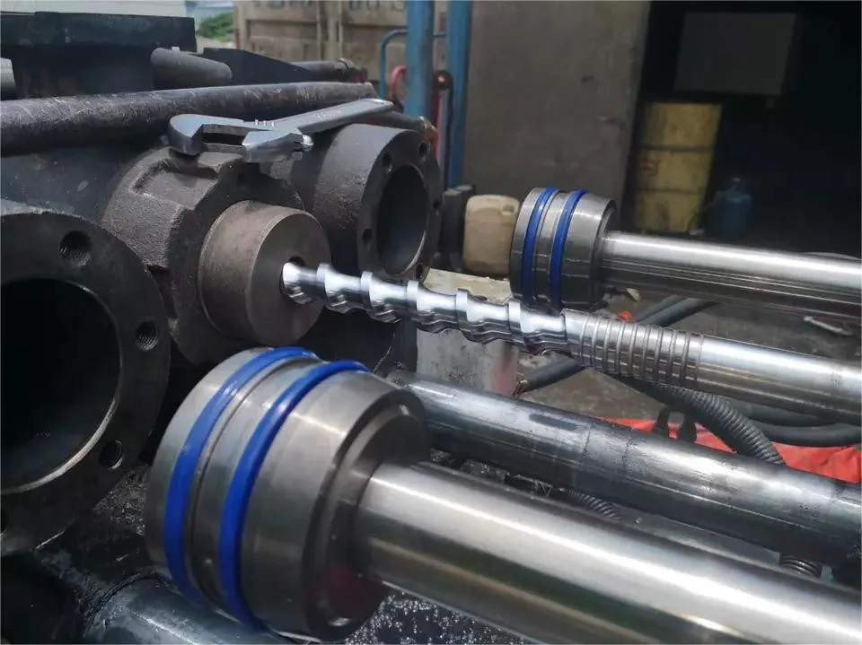 Used-Servo-Type-90ton-Compact-Plastic-Injection-Molding-Machinery-with-Cheap-Price (3)