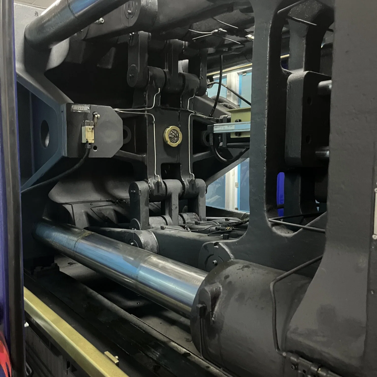 Haitian-470ton-Injection-Molding-Machine-Plastic-Molding-Machine (4)
